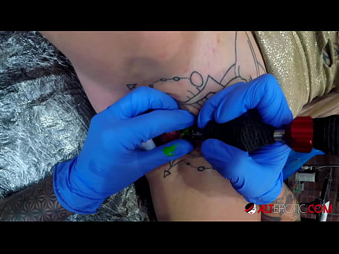 ❤️ tattooed ທີ່ສຸດ Hottie Sully Savage ໄດ້ຮັບ tattoo ສຸດ clitoris ຂອງນາງ ແຕ່ໜັງໂປ້ ຢູ່ຄອມ lo.muitohentai.ru ️❤